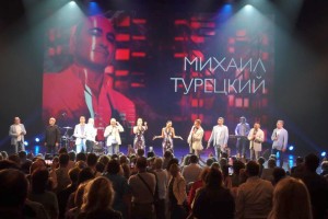 «Мне 60 и это ЗДОРОВО!»: как прошел юбилейный концерт Михаила Турецкого в Астрахани