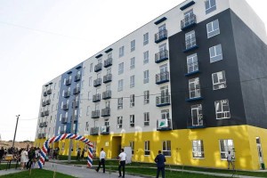 Жителям Приволжского района вручили ключи от новых квартир
