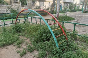 Сорняки и&#160;старые карусели: как выглядят детские площадки в&#160;Астрахани