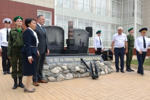 В Астрахани торжественно открыли памятный знак морякам-пограничникам
