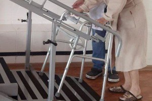 В Астрахани врачи помогли пенсионерке встать на ноги