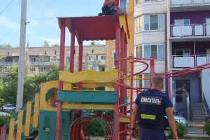 Астраханские спасатели помогли ребенку спуститься с крыши детской площадки