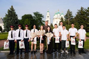 Игорь Бабушкин вручил подросткам первые паспорта