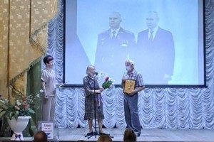 В Астраханской области родителям участника СВО вручили знак «Восхищение»