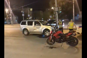 Пассажирку мотоцикла госпитализировали после лобового ДТП в Астрахани
