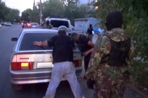 В Астрахани оперативники уголовного розыска задержали подозреваемых в краже из автомобиля