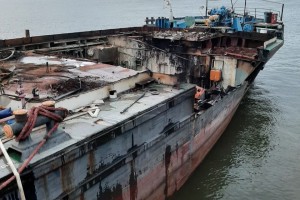 В Астрахани произошел пожар на грузовом судне