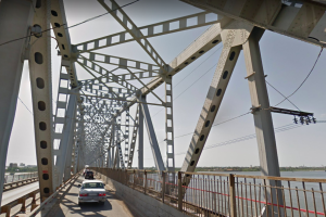 Астраханцы рассказывают, что ямы на Старом мосту отрывают колеса