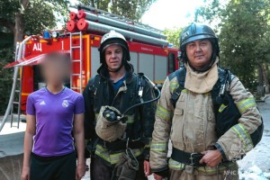 В Астрахани пожарные спасли подростка из горящего дома