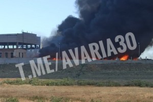 В Астраханской области спасатели ликвидируют пожар на площади 3000 кв.м.