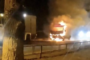 В Астрахани сгорел автомобиль центра ритуальных услуг
