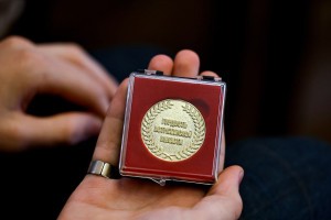 Астраханских стобалльников наградили медалями