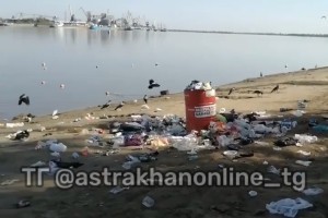 Астраханцы устроили свалку на городском пляже