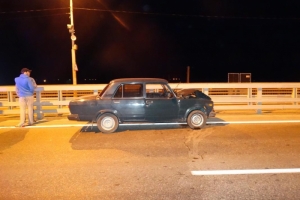 В Астрахани водитель легкового автомобиля столкнулся с буксируемым автобусом