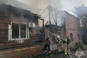 В центре Астрахани загорелись три жилых дома