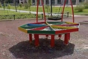 Астраханские вандалы испортили детскую площадку для детей с&#160;ОВЗ