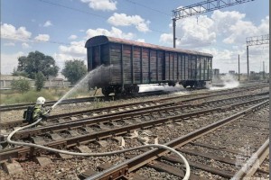 Пожарный поезд тушит вагон под Астраханью