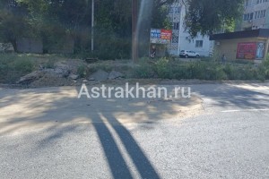 В Астрахани на отремонтированной осенью улице образовалась яма