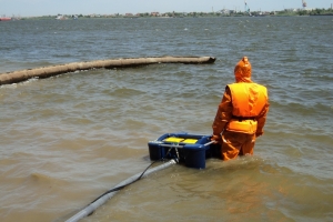 В порту Астрахань произошел разлив нефтепродуктов (+4 фото)