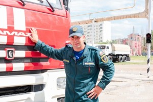 Астраханский пожарный спас тонущего мальчика в свой выходной
