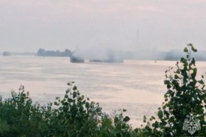 На реке под Астраханью утром загорелся сухогруз