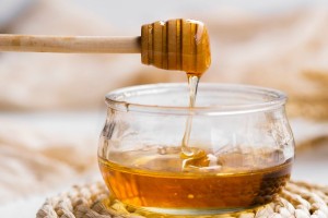 Мёд неизвестного происхождения поставляли в астраханские супермаркеты