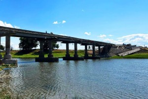Капремонт моста через ерик Казачий в Харабалинском районе завершится через год