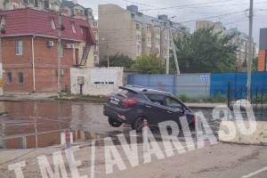 В Советском районе Астрахани провалился автомобиль