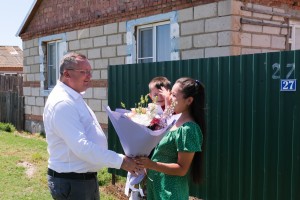 Игорь Мартынов посетил семью мобилизованного из Камызякского района