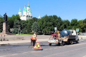 В Астрахани на площади Ленина обследуют ливневки