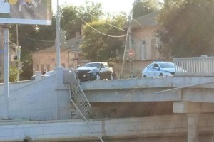 В Астрахани легковой автомобиль чуть не вылетел с моста после ДТП