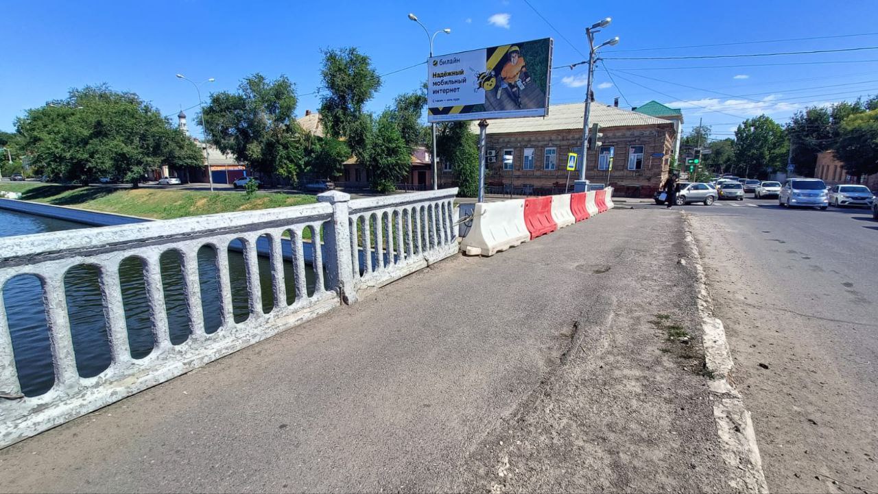 В Астрахани легковой автомобиль чуть не вылетел с моста после ДТП |  30.07.2023 | Астрахань - БезФормата