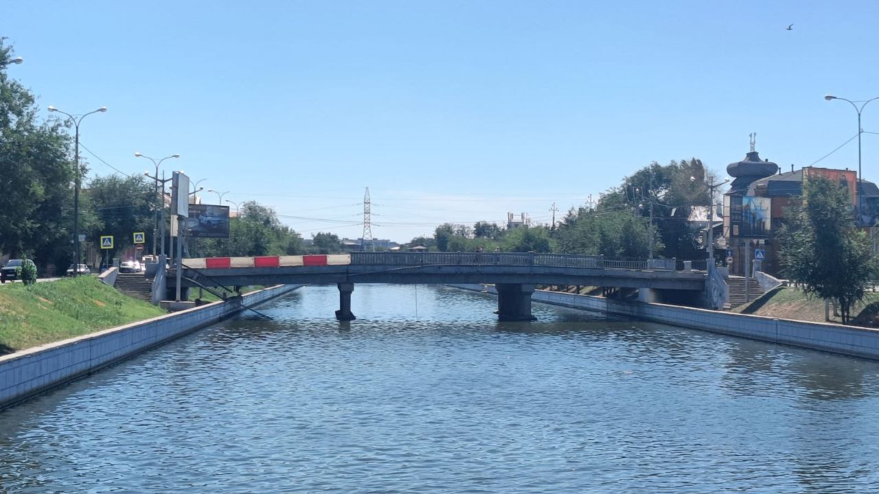 В Астрахани легковой автомобиль чуть не вылетел с моста после ДТП |  30.07.2023 | Астрахань - БезФормата