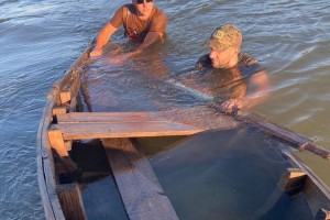 В Астраханской области двое мужчин потерпели бедствие на деревянной лодке
