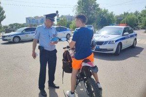 Астраханские полицейские активно ловят нарушителей на велосипедах и самокатах