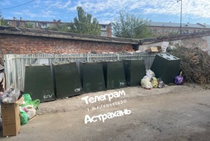 Астраханцы жалуются на перевернутые мусорные баки в городе