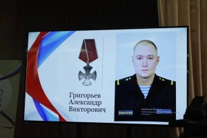 Жене погибшего военнослужащего из Астраханской области вручили Орден Мужества