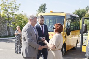 В Астраханской области образовательные учреждения продолжают оснащать транспортом