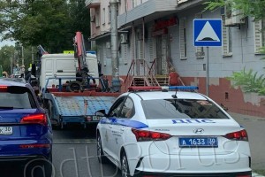 В центре Астрахани начали эвакуировать авто нарушителей правил парковки