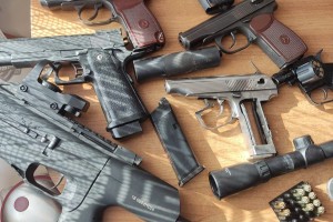 В Астрахани у коллекционера обнаружили схрон оружия и боеприпасов