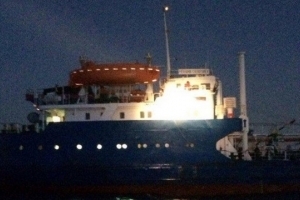 В Астрахани родственники членов команды, задержанного в Ливии танкера, получают известия о судьбе экипажа из новостей