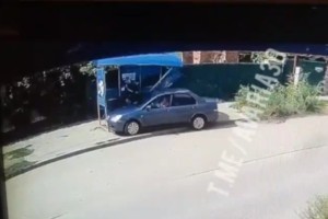 В Астрахани водитель снес остановку и сбил мужчину
