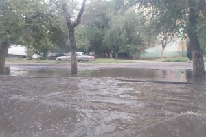 В Астрахани затопило улицу Савушкина