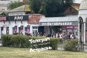 Астраханцы жалуются на огромные очереди на остановках