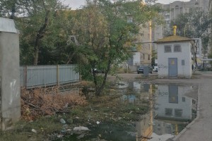 Астраханка пожаловалась на двойной разлив канализации во дворе жилого дома