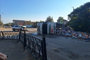 В Астрахани произошла авария с участием грузовика «Красное & Белое»