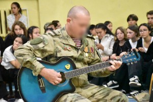 Астраханский военнослужащий поделился со школьниками историями с&#160;передовой