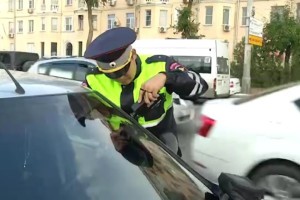В Астрахани устроили облаву на водителей с&#160;неправильной тонировкой