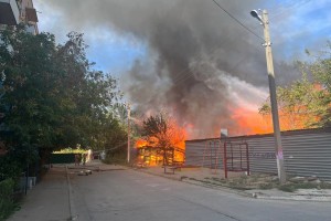 В Астрахани более 60 спасателей тушат крупный пожар на Трусово