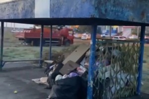 В Астрахани автобусную остановку превратили в&#160;мусорку